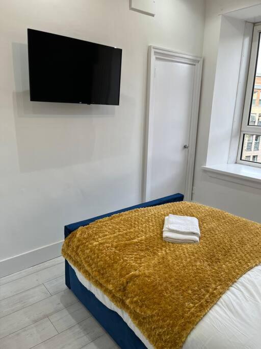 Cheerful 2 Bedroom Homely Apartment, Sleeps 4 Guest Comfy, 1X Double Bed, 2X Single Beds, Parking, Free Wifi, Suitable For Business, Leisure Guest,Glasgow, Glasgow West End, Near City Centre エクステリア 写真