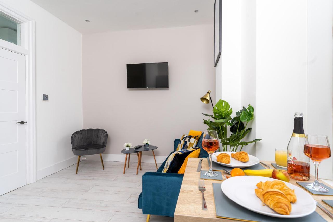 Cheerful 2 Bedroom Homely Apartment, Sleeps 4 Guest Comfy, 1X Double Bed, 2X Single Beds, Parking, Free Wifi, Suitable For Business, Leisure Guest,Glasgow, Glasgow West End, Near City Centre エクステリア 写真