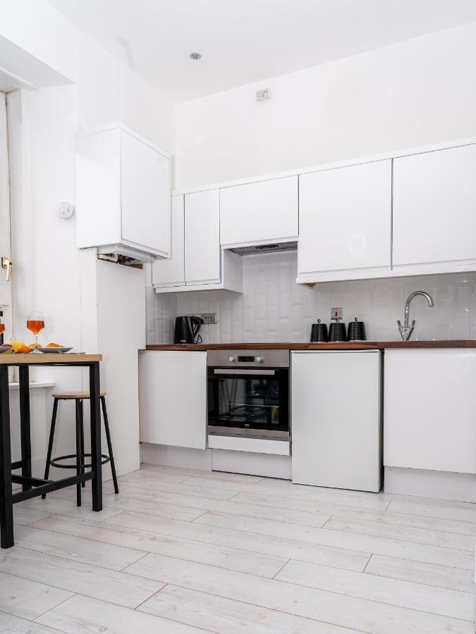 Cheerful 2 Bedroom Homely Apartment, Sleeps 4 Guest Comfy, 1X Double Bed, 2X Single Beds, Parking, Free Wifi, Suitable For Business, Leisure Guest,Glasgow, Glasgow West End, Near City Centre エクステリア 写真