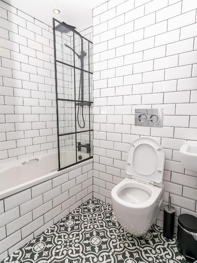 Cheerful 2 Bedroom Homely Apartment, Sleeps 4 Guest Comfy, 1X Double Bed, 2X Single Beds, Parking, Free Wifi, Suitable For Business, Leisure Guest,Glasgow, Glasgow West End, Near City Centre エクステリア 写真